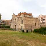 Una volta entrati ci ritroviamo in un prato al cui centro si trova il tempio, circondato da un corrimano che sembra quasi reggerlo